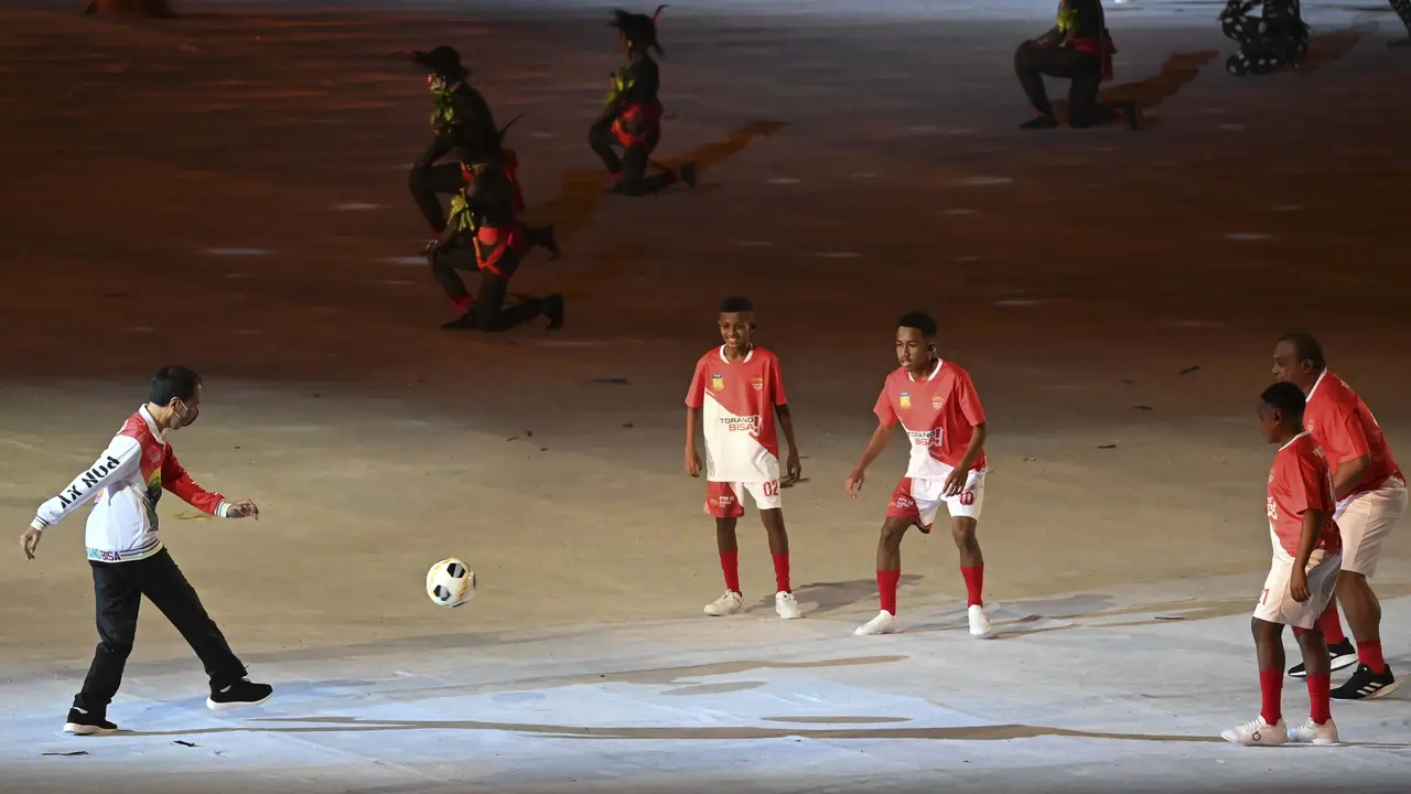 Foto: Buka PON Papua, Jokowi Unjuk Kebolehan Bermain Bola
