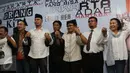 Musisi Ahmad Dhani dan para pejabat lainnya bersalam usai deklarasi Orang Kita di Jakarta, Jumat (13/05/2016). Deklarasi Orang Kita, gerakan mendukung Gubernur DKI yang bisa membawa Jakarta Beradab dan Bermartabat.(Liputan6.com/Herman Zakharia)