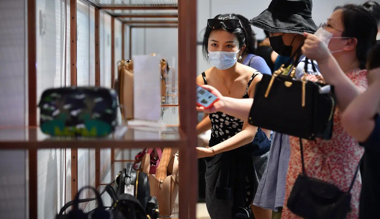Para turis berbelanja di pusat perbelanjaan bebas pajak (duty free) di Kota Sanya, Provinsi Hainan, China selatan, pada 5 Oktober 2020. Hainan mencatatkan lonjakan penjualan produk bebas pajak selama liburan Hari Nasional dan Festival Pertengahan Musim Gugur. (Xinhua/Guo Cheng)