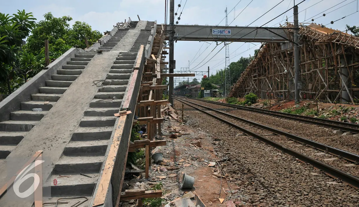 Proyek pembangunan jembatan penyeberangan orang (JPO) di Stasiun Pasar Minggu Baru, Jakarta (30/11). Proyek yang menghabiskan dana APBD sekitar Rp 800 juta merupakan upaya mengurangi angka kecelakaan di lintasan kereta api. (Liputan6.com/Yoppy Renato)