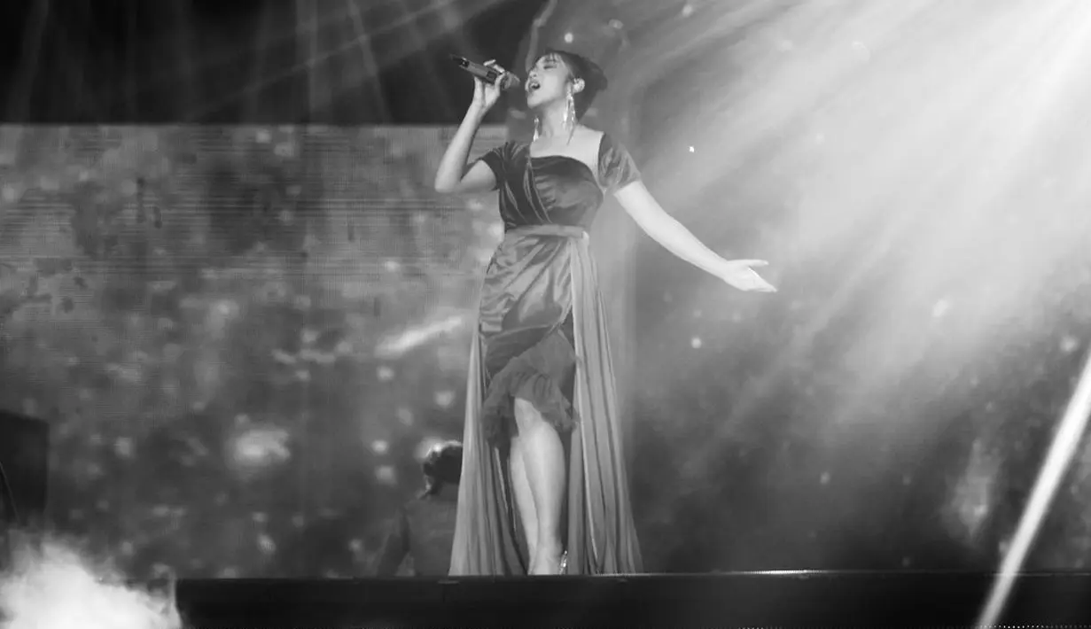 <p>Outfit yang dikenakan Tiara Andini saat manggung pun selalu glamor, anggun, dan keren. (FOTO: instagram.com/tiaraandini/)</p>