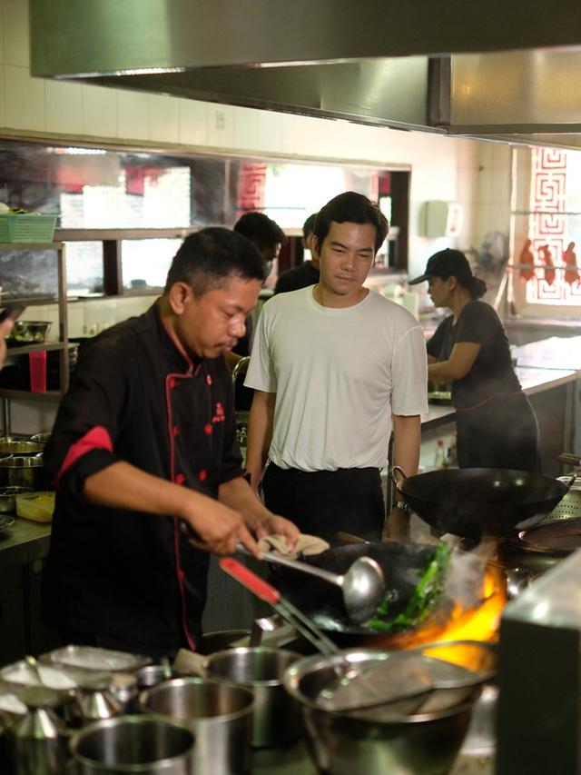 Stephan berada di dapur 153 Kitchen.