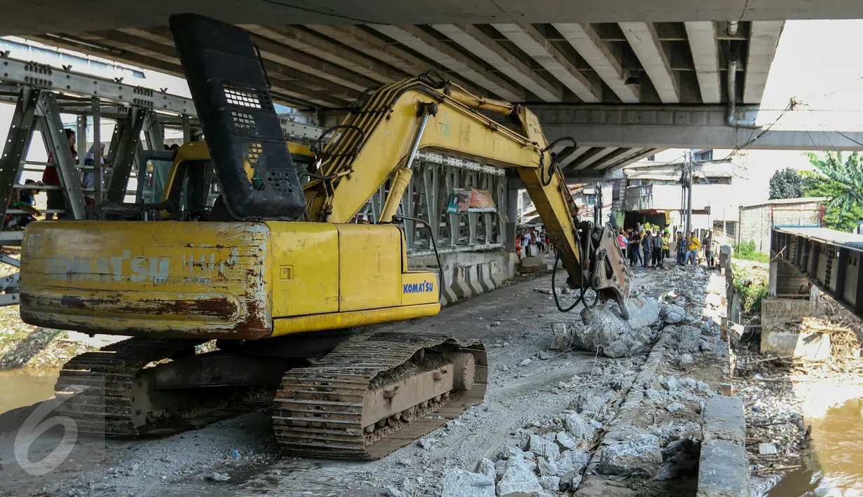 Alat eskavator mulai menghancurkan sisi fondasi jembatan Rawajati, Kalibata, Jakarta, Minggu (6/3/2016). Pasalnya, sampah sering menumpuk di jembatan tersebut dan menyebabkan banjir di sekitar Kali Ciliwung. (Liputan6.com/Yoppy Renato)