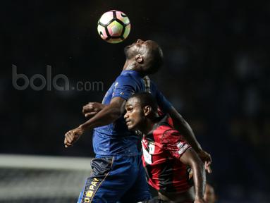 Duel Carlton Cole dengan pemain Persipura Jayapura, Dominggus Fadawer (kanan) pada laga Liga 1 2017 di Stadion GBLA, Bandung, Minggu (7/5/20170). Persib menang 1-0. (Bola.com/Nicklas Hanoatubun)