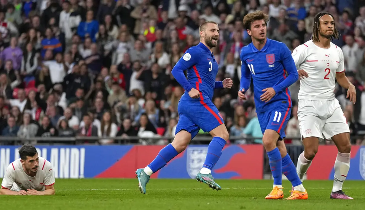 Pemain Inggris Luke Shaw (tengah) melakukan selebrasi usai mencetak gol ke gawang Swiss pada pertandingan uji coba di Stadion Wembley, London, Inggris, 26 Maret 2022. Inggris menang 2-1. (AP Photo/Alastair Grant)