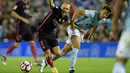 Gelandang Barcelona, Andreas Iniesta berusaha mengambil bola dari kawalan gelandang Celta Vigo, Nemanja Radoja pada lanjutan liga Spanyol di Stadion Balaidos, Vigo (3/10).  Celta Vigo berhasil mengalahkan Barcelona dengan skor 4-3. (REUTERS/Miguel Vidal)