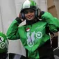 Seorang wanita memakai pakaian lengkap Go-Jek  beserta helm usai diterima sebagai pengendara Go-Jek  di Hall A Basket Senayan, Jakarta, Jumat (14/8/15). Fenomena ojek online dengan aplikasi di hanphone kini banyak diminati. (Liputan6.com/Herman Zakharia)