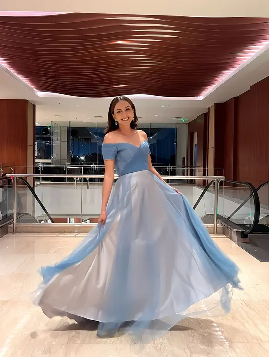 Di momen yang berbeda, uniknya, Donna Agnesia pernah terlihat mengenakan dress yang mirip. Tampil cantik penuh pesona, Donna mengenakan off-the-shoulder dress berwarna biru, bak princess di dunia nyata. [Foto: Instagram/dagnesia]