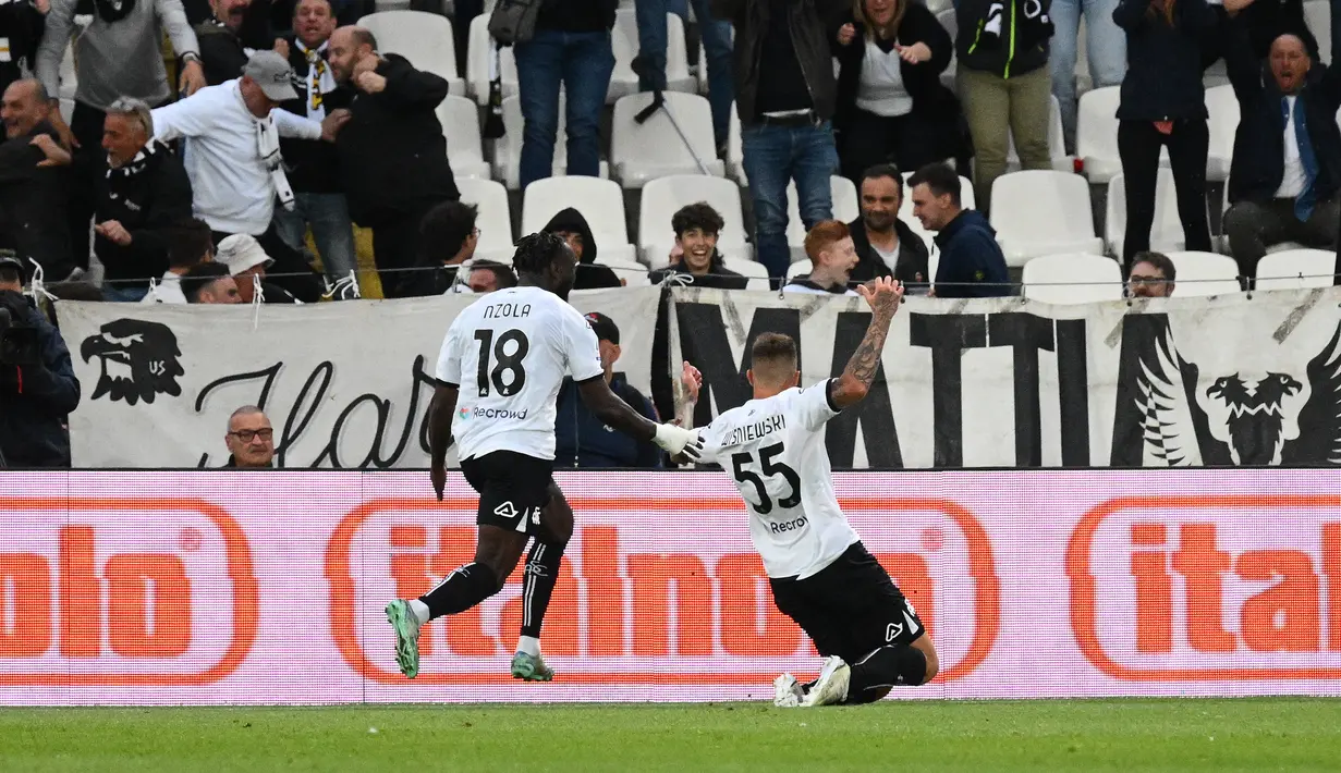 <p>Rossoneri takluk dengan skor 0-2 di Stadio Alberto Picco. (AFP/Vincenzo Pinto)</p>