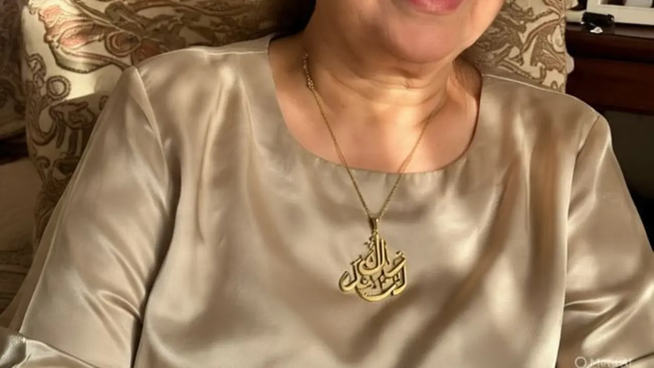 Ilustrasi Kalung Nuansa Islami untuk Ibu-Ibu Berusia 50 Tahun (Sumber Gambar Meta AI)