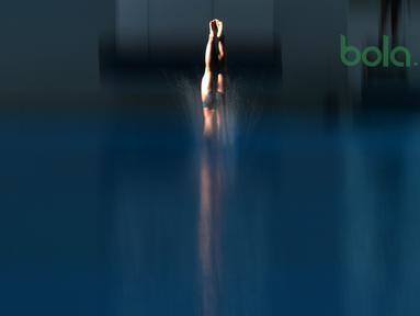 Atlet loncat indah putra Indonesia beraksi memecah air pada sesi latihan di Aquatic Center, Senayan, Jakarta, Kamis (15/3/2018). Latihan tersebut merupakan persiapan menuju Asian Games 2018. (Bola.com/Nick Hanoatubun)