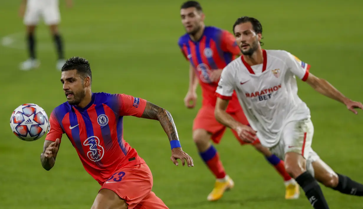 Bek Chelsea, Emerson Palmieri mengontrol bola saat melawan Sevilla pada matchday kelima Grup E Liga Champions di Estadio Ramon Sanchez Pizjuan, Sevilla, Kamis (3/12/2020) dinihari WIB. Olivier Giroud memborong empat gol saat Chelsea mencukur Sevilla 4-0. (AP/Angel Fernandez)