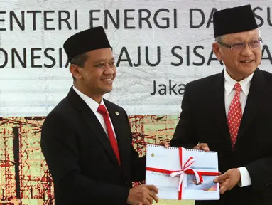 Menteri Energi dan Sumber Daya Mineral (ESDM) yang baru Bahlil Lahadalia dan pejabat lama Arifin Tasrif saat acara serah terima jabatan Menteri ESDM di Kantor Kementerian ESDM, Jakarta, Senin (19/8/2024). (merdeka.com/Arie Basuki)