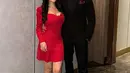 Momen valentine dirayakan pasangan Rachel Vennya dan Salim Nauderer dengan dinner romantis. Keduanya bergaya glamor dengan Rachel yang mengenakan dress merah merona, sementara Salim dengan setelan jas hitam. [@rachelvennya]