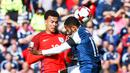 Gelandang Inggris, Dele Alli, berebut bola dengan bek  Skotlandia, Ikechi Anya  pada kualifikasi Piala Dunia 2018 di Hampden Park, Sabtu (10/6/2017). Skor berakhir imbang 2-2. (EPA/Robert Perry)