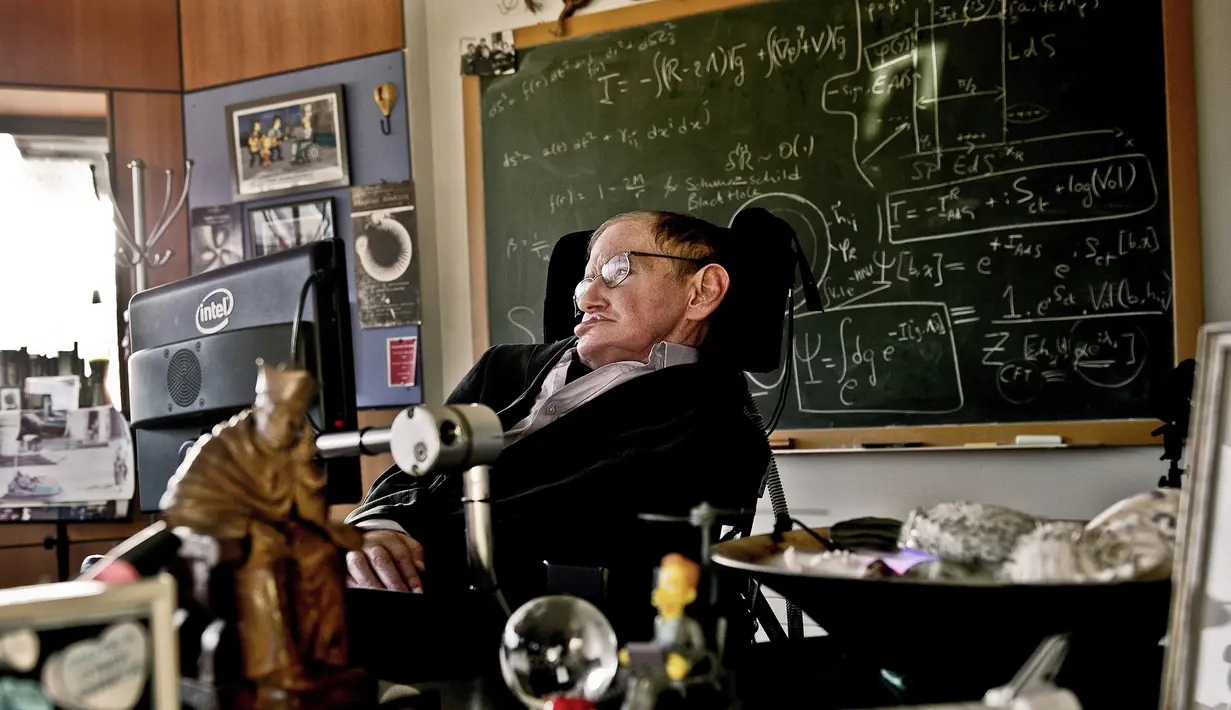 Ilmuwan terkemuka Stephen Hawking beraktivitas di kantornya di The Centre for Mathematical Sciences, University of Cambridge, London, Inggris, 14  Desember 2011. Stephen Hawking meniggal dunia di usia 76 tahun. (AFP PHOTO/LONDON SCIENCE MUSEUM/SARAH LEE)