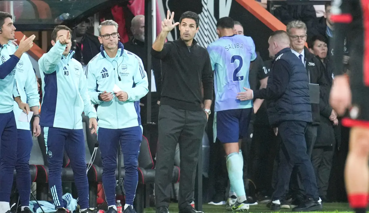 Pemain Arsenal, William Saliba, meninggalkan lapangan setelah mendapat kartu merah saat melawan Bournemouth pada laga pekan ke-8 Premier League 2024/2025 di Stadion Vitality, Sabtu, (19/10/2024). (AP Photo/Kin Cheung)