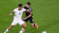 Penyerang Timnas Swiss, Dan Ndoye, berebut bola dengan bek Timnas Skotlandia, Kieran Tierney, pada laga Grup A Euro 2024 di Cologne Stadium, 19 Juni 2024. (Kirill KUDRYAVTSEV / AFP)