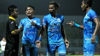 Pemain PSCS memprotes asisten wasit saat laga kontra PSBK di Stadion Kanjuruhan, Malang, Kamis (12/10/2017). (Bola.com/Iwan Setiawan)