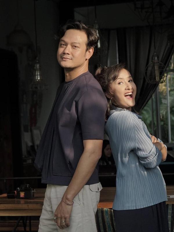 Dwi Sasono dan Widi Mulia, pasangan selebriti yang selalu romantis bak pasangan anak muda. (Sumber: Instagram/@widimulia)