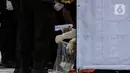 Petugas memeriksa barang milik korban pesawat Sriwijaya Air SJ-182 yang jatuh di perairan Pulau Seribu, di Dermaga JICT, Jakarta, Selasa (12/1/2021). Tim SAR kembali membawa secara berkala temuan korban dan puing pesawat Sriwijaya Air SJ 182. (Liputan6.com/Johan Tallo)