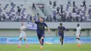 Laskar Pendekar Cisadane justru mampu memperlebar keunggulan lewat eksekusi titik putih Andreij Aleksa sekaligus membawa Persita unggul 2-0 hingga laga tuntas. Tampak dalam foto, pemain Persita, Aleksa Andrejic (kedua kiri) merayakan golnya ke gawang Borneo FC pada pertandingan pekan ke-17 BRI Super League 2025/2026 di Stadion Indomilk Arena, Tangerang, Banten, Jumat (9/1/2026). (Bola.com/Bagaskara Lazuardi)