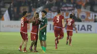 Mantan pemain Persija yang kini membela PSMS. Amarzukih (tengah) bersama Ramdani Lestaluhu dan Sandi Sute usai laga pertama semifinal Piala Presiden 2018 di Stadion Manahan, Solo, Jawa Tengah, Sabtu (10/2). (Liputan6.com/Helmi Fithriansyah)