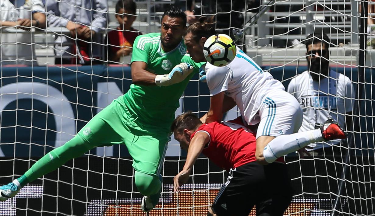 Kiper Manchester United, Sergio Romero, mengamankan gawangnya dari sundulan gelandang Real Madrid, Gareth Bale, pada laga ICC 2017 di Stadion Levi's, California, Minggu (23/7/2017). MU menang atas Madrid 2-1 melalui adu penalti. (AFP/Beck Diefenbach)