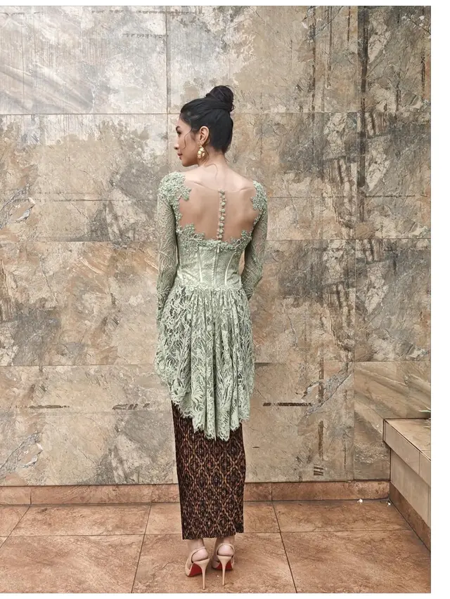 6 Potret Kebaya Mikha Tambayong di Nikahan Saudara, Sarimbit dengan Deva Mahenra