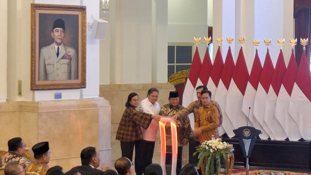 Presiden Prabowo Subianto menyerahkan Daftar Isian Pelaksanaan Anggaran (DIPA) dan Buku Daftar Alokasi Transfer ke Daerah (TKD) tahun anggaran 2025 secara digital di Istana Negara Jakarta, Selasa (10/12/2024) (Liputan6.com/Lizsa Egeham)