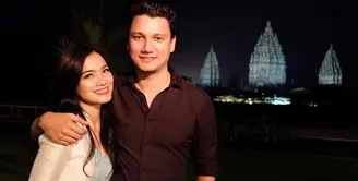 Kisah cinta pasangan Titi Kamal dan Christian Sugiono memang patut ditiru. Pasalnya pasangan ini sudah bersama selama 19 tahun. Keduanya berpacaran selama 10 tahun, sebelum akhirnya menikah pada 2009. (Foto: instagram.com/titi_kamall)
