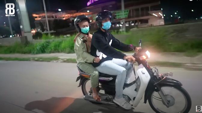 Potret Lesty Kejora dan Rizky Billar Kencan Naik Motor. (Sumber: YouTube/Rizky Billar)
