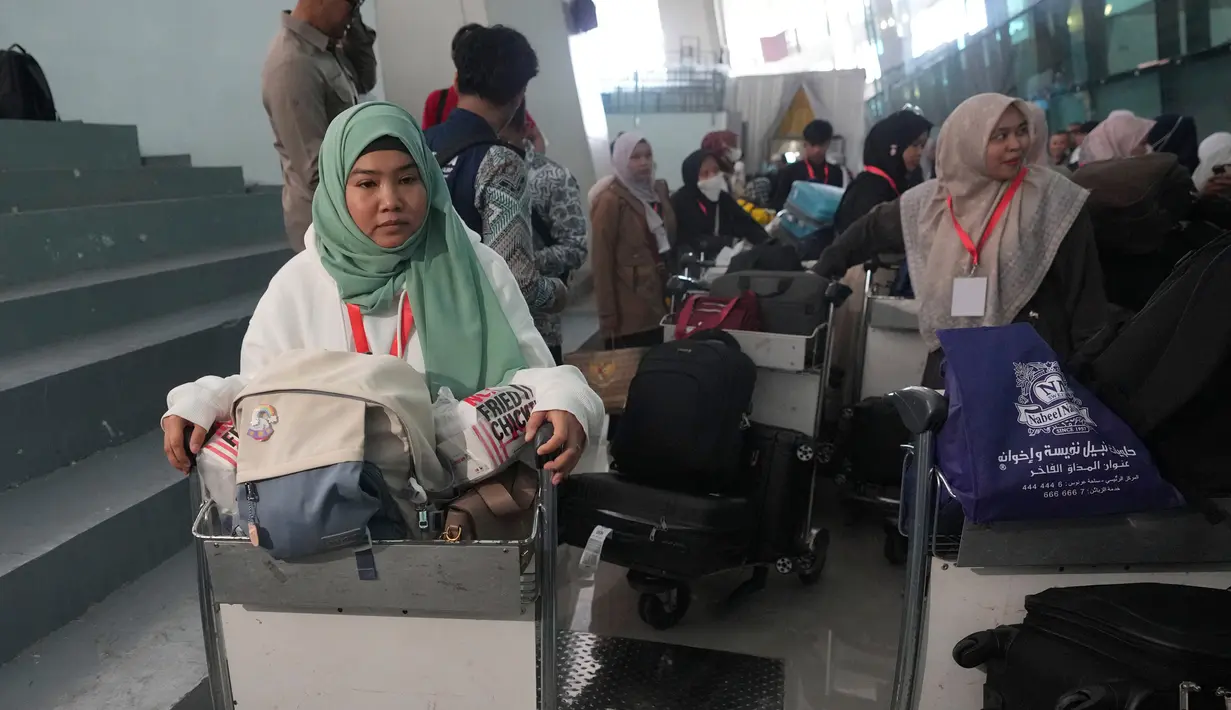 Salah satu WNI yang tiba kembali di tanah air adalah Lutfia Husna. (AP Photo/Tatan Syuflana)