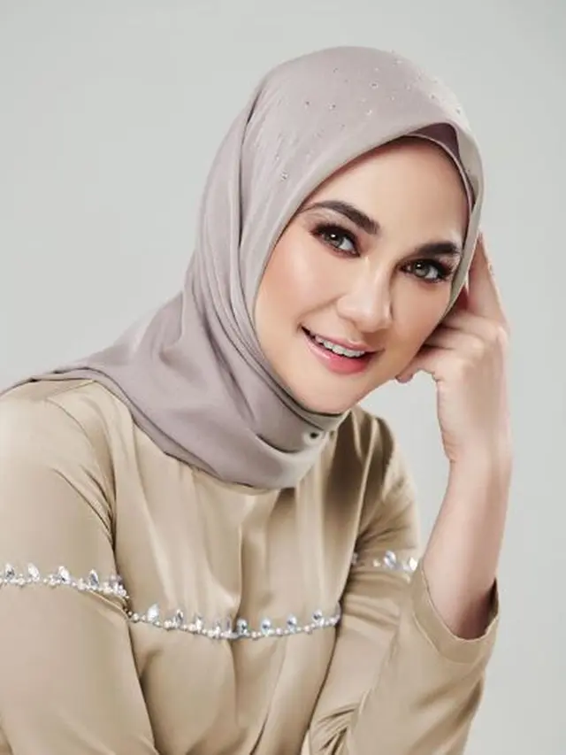 Akui Ingin Berhijrah, Ini 6 Pesona Luna Maya saat Pakai Hijab
