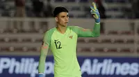 Kiper Timnas Indonesia U-22, Nadeo Argawinata, memberikan instruksi saat melawan Singapura U-22 pada laga SEA Games 2019 di Stadion Rizal Memorial, Manila, Kamis (28/11). Indonesia menang 2-0 atas Singapura. (Bola.com/M Iqbal Ichsan)