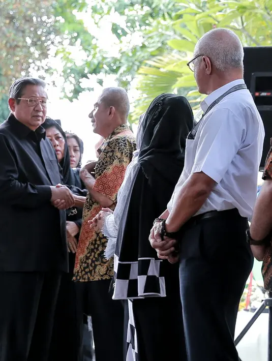 Dalam acara itu, tiga buah lagu dibawakan Mike secara sendirian. Lantas satu lagu lagi dibawakan bersama dengan Vina Panduwinata dan Lala Karmela. (Adrian Putra/Bintang.com)