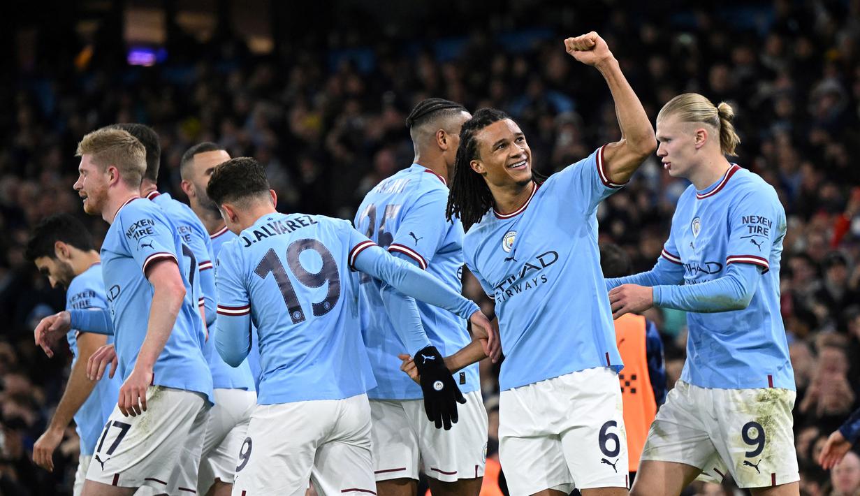 <p>Pemain Manchester City, merayakan gol yang dicetak oleh Nathan Ake (kedua kanan) pada laga lanjutan Liga Inggris 2022/2023 antara Manchester City melawan Arsenal di Etihad Stadium, Manchester, 27 Januari 2023. Pada musim ini, The Cityzens sukses meraih 12 kemenangan kandang dari 28 laga di Liga Inggris. (AFP/Oli Scarff)</p>