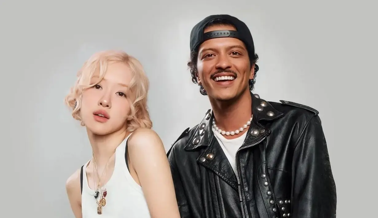 Lengkapi gaya lady rockernya, Rose BLACKPINK kenakan beberapa aksesori mahal. Seperti tiga kalung dan pendant dari BEN yang eye catching seharga total Rp116jutaan. [@blackpink.style4]