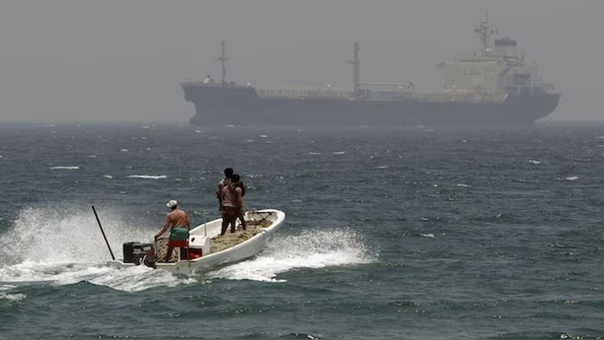 Diancam Bakal Ditutup Iran, Selat Hormuz Milik Siapa?