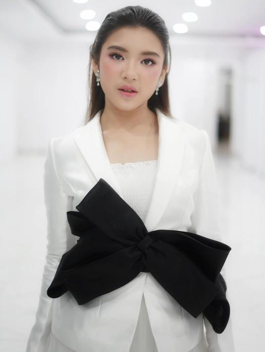 FOTO: Gaya Tiara Andini Pakai Busana Berwarna Putih, Memesona - Foto