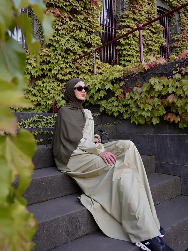 Potret Paula Verhoeven Pakai Outfit Serba Hijau. (instagram/paula_verhoeven)