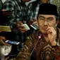 Ketua Umum ICMI Jimly Asshiddiqie pada konferensi pers di Jakarta, Rabu (9/8). Jimly meminta masyarakat jangan mudah percaya pada informasi-informasi yang bertujuan memecah belah umat Islam dan bersikap khusnudzon. (Liputan6.com/Johan Tallo)