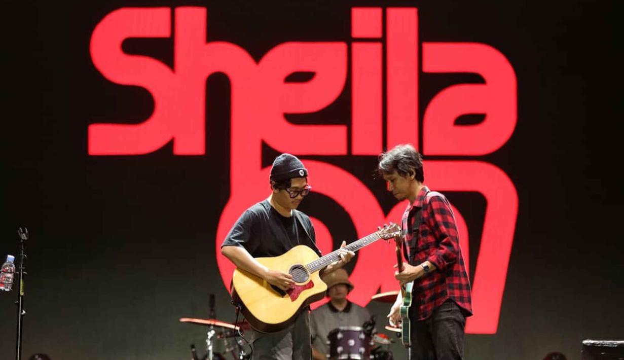 Grup band legendaris asal Yogyakarta, Sheila On 7 saat tampil pada hari kedua gelaran KapanLagi Buka Bareng (KLBB) Festival 2026 di Stadion Madya, Kompleks Gelora Bung Karno, Senayan, Jakarta, Minggu 1 Maret 2026. (Fimela.com/Adrian Putra)