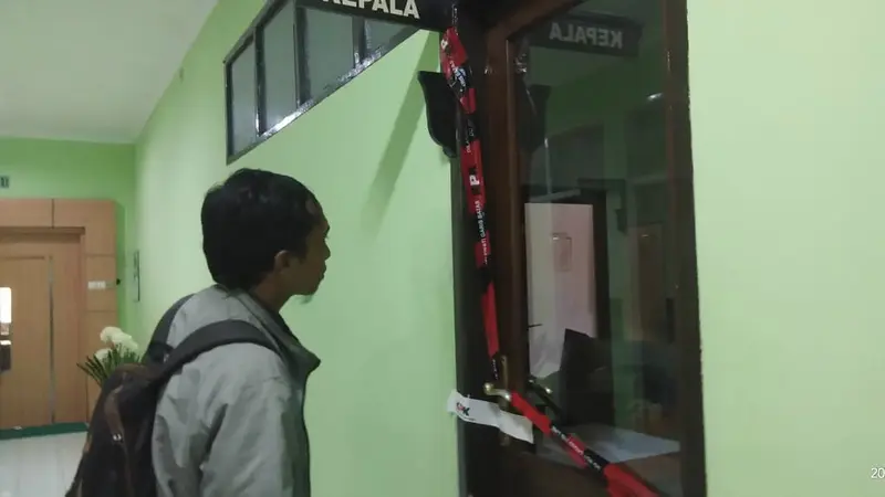 Ruang Kepala Kantor Wilayah Kementerian Agama Jawa Timur disegel KPK.