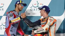 Pembalap tim Gresini Racing Enea Bastianini (kiri) yang menempati tempat pertama mengucapkan selamat kepada pembalap tim Repsol Honda Pol Espargaro di podium setelah balapan perdana MotoGP 2022 seri Qatar GP di Sirkuit Internasional Lusail, Minggu (6/3/2022). (KARIM JAAFAR/AFP)