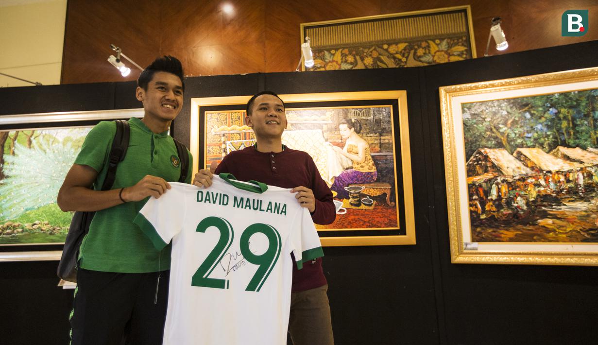 Pemain Timnas Indonesia, Septian David, foto bersama suporter yang menunggu di Hotel Sultan, Jakarta, Selasa (13/11). Timnas Indonesia akan melawan Timor Leste pada laga Piala AFF 2018. (Bola.com/Vitalis Yogi Trisna)
