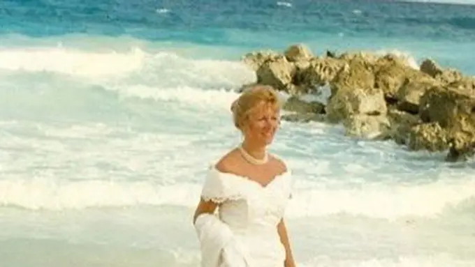 Sumbang Gaun Pengantin, Kisah Haru Banjiri Perempuan Ini