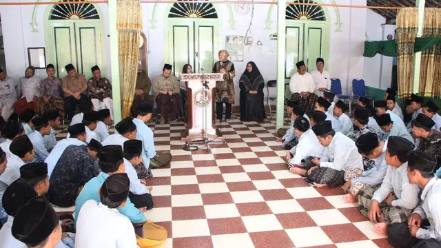 Calon Gubernur Jawa Timur, Tri Rismaharini (Risma) di Ponpes Mambaul Hikam, Srengat, Blitar yang diasuh keluarga besar Gus Iqdam. (Foto: Istimewa)