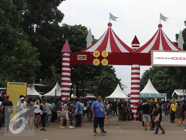 Suasana pintu masuk We The Fest (WTF) di Parkir Timur Senayan, Jakarta, Sabtu (13/8).  We The Fest 2016 (WTF 2016) akan berlangsung selama dua hari, 13 dan 14 Agustus 2016. (Liputan6.com/Herman Zakharia)