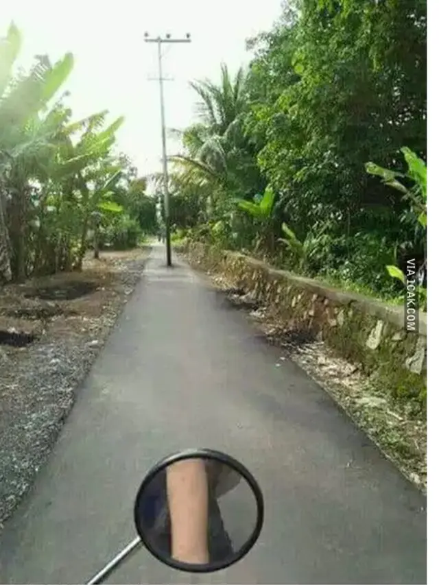 6 Potret Tiang Listrik Berada di Tengah Jalan, Bikin Bingung Mau Lewat